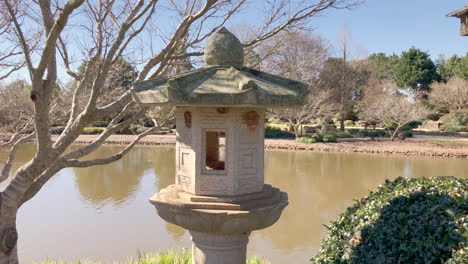 linterna japonesa con estanque en el fondo, ju raku en el jardín japonés, toowoomba, australia