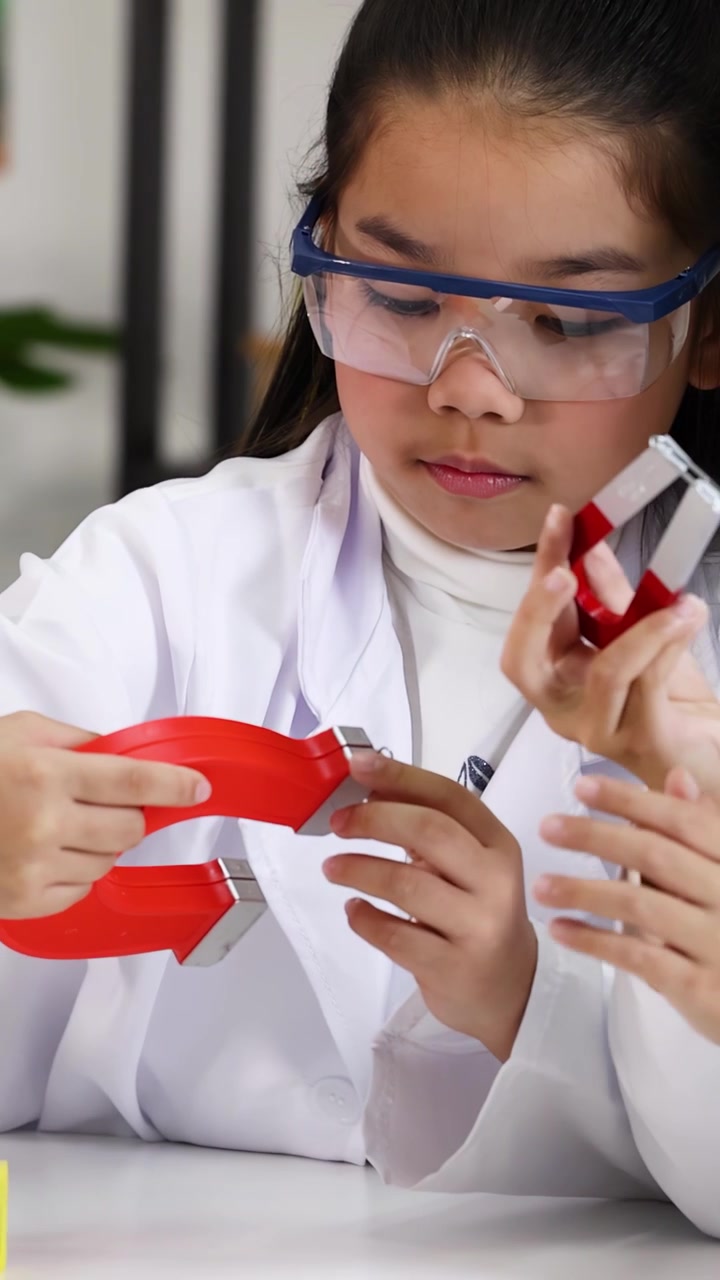 Anak-anak Mengenakan Jas Lab dan Kacamata Pelindung Melakukan Eksperimen Sains