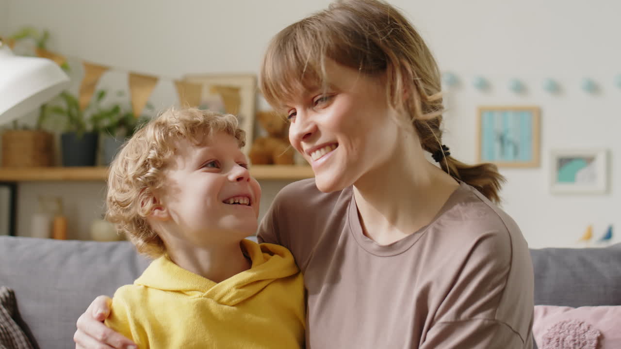 Ritratto di bambino felice con la mamma a casa