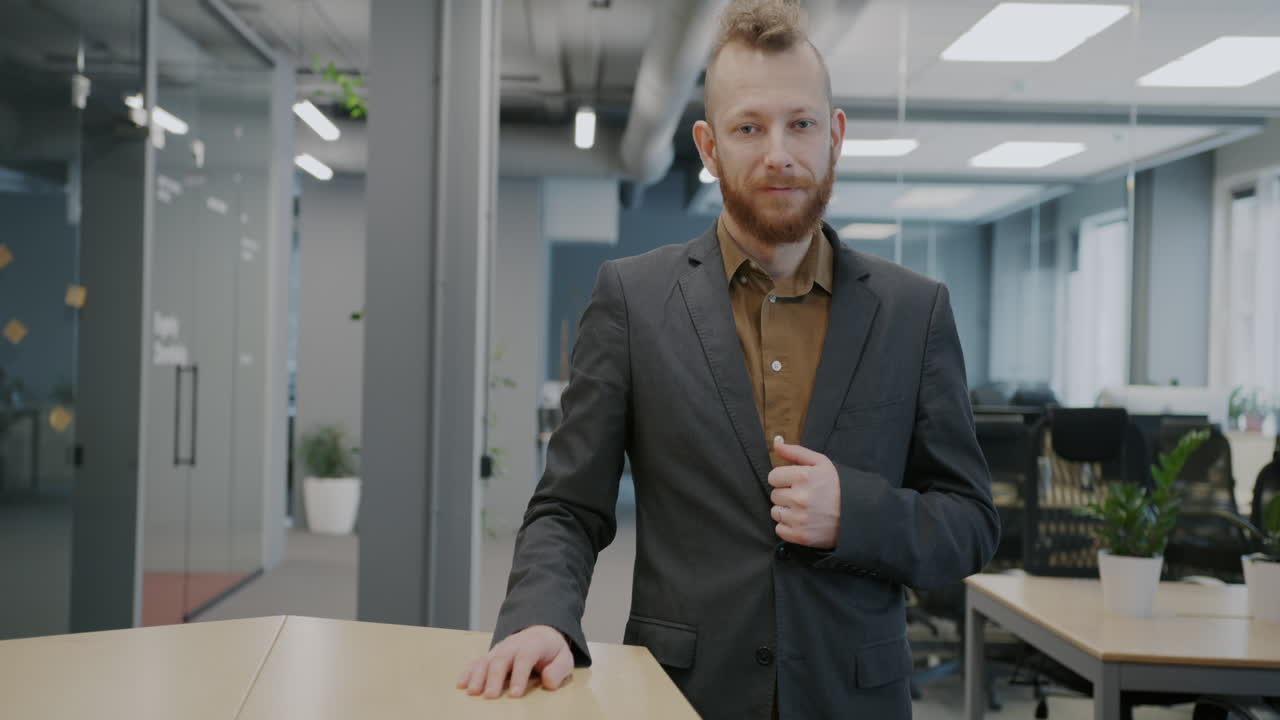 hombre de negocios en la oficina moderna