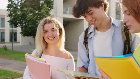 grupo de estudiantes en el campus