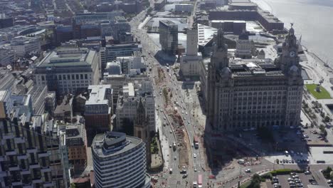 disparo de drones panorámico a través de edificios en el centro de la ciudad de liverpool