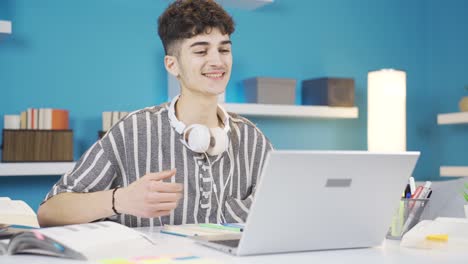 el estudiante que mira la computadora portátil se alegra y celebra el éxito.