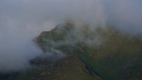 movimiento de nubes al atardecer en las montañas