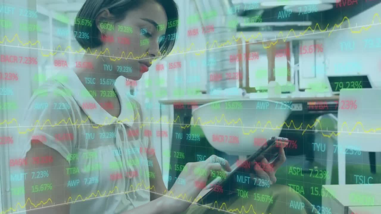 사무실에서 사업가 여성에 대한 금융 데이터 처리의 애니메이션