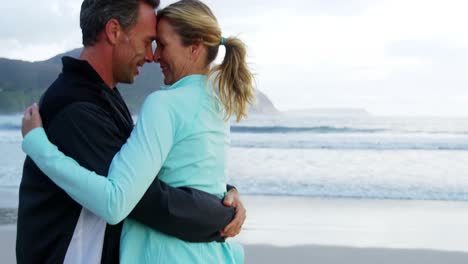 Pareja-Madura,-Juntos,-En-La-Playa