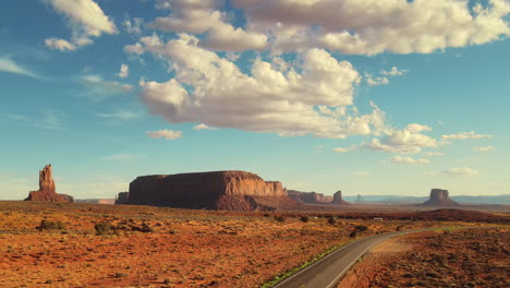 Increíble-Vuelo-De-Drones-Sobre-Monument-Valley-En-Arizona---Desierto-Rojo-Y-Camino-Vacío