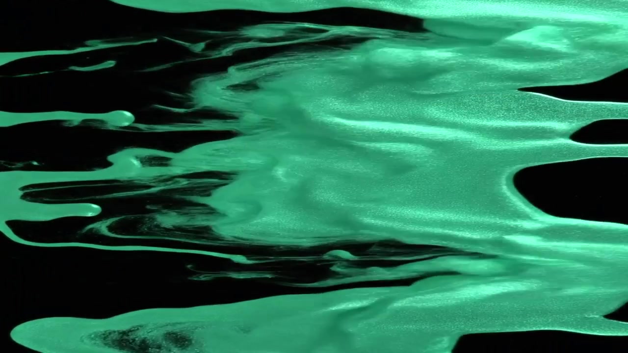 Vernice metallizzata verde che cola su sfondo nero