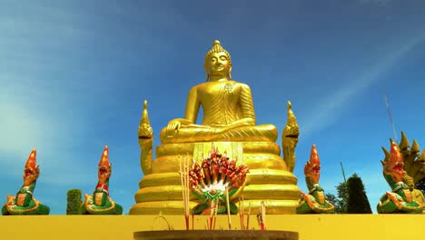 el bhudda dorado al lado del gran bhudda en phuket