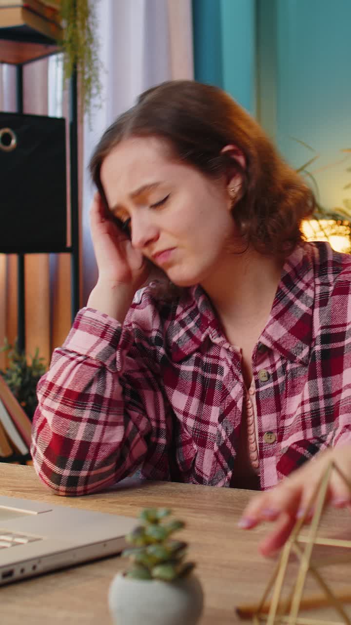 mujer de negocios estresada triste perdiendo el trabajo teniendo problemas financieros en el hogar oficina lugar de trabajo bancarrota