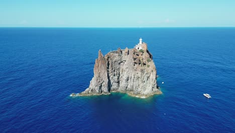 斯特羅姆波利基奧火山島(strombolicchio volcano island)是意大利西西里島的火山,位於埃奧利亞群島附近的小岩石