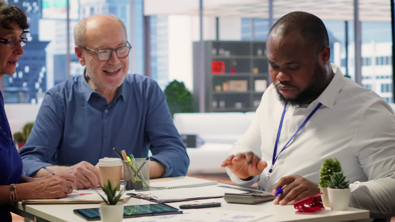 planificador financiero que ayuda a la pareja de ancianos con varias estrategias de jubilación