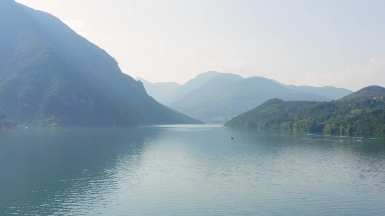 가파른 산으로 둘러싸인 perucac 호수의 안개 낀 아침