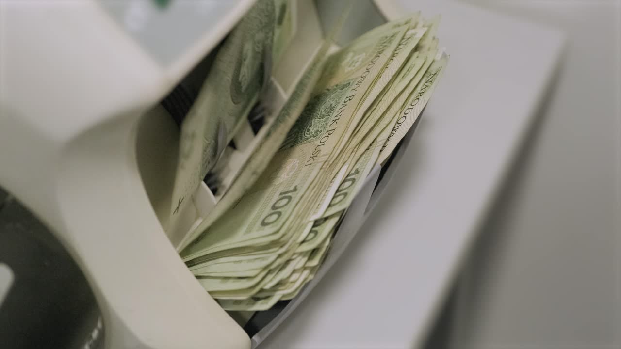 Polnische Zloty-Banknoten werden von einer Zählmaschine bearbeitet