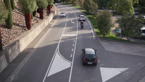 Coches-Circulando-Por-La-Carretera-En-Un-Día-Soleado