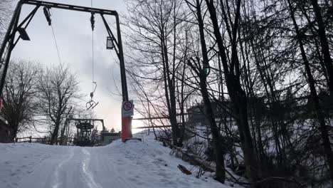 Ascensor-Para-Trineo-Recorre-El-Bosque-En-La-Nieve-Con-Luz-Solar-Y-Está-Desierto