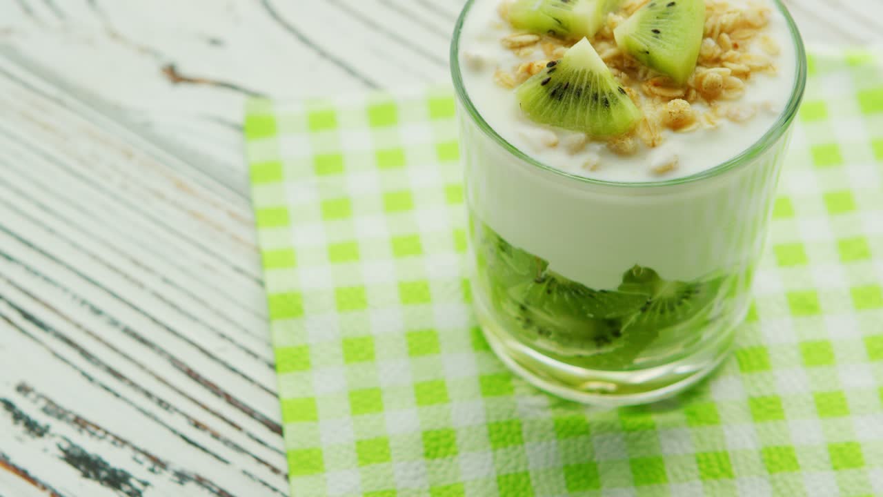 Bicchiere con kiwi e yogurt.