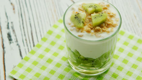 Glass-with-kiwi-and-yogurt