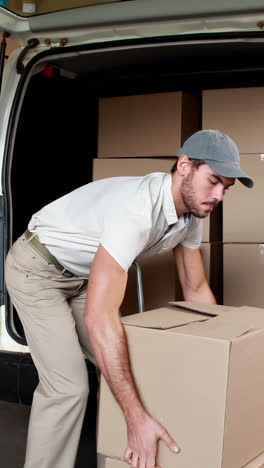 el conductor de la entrega empacando su furgoneta