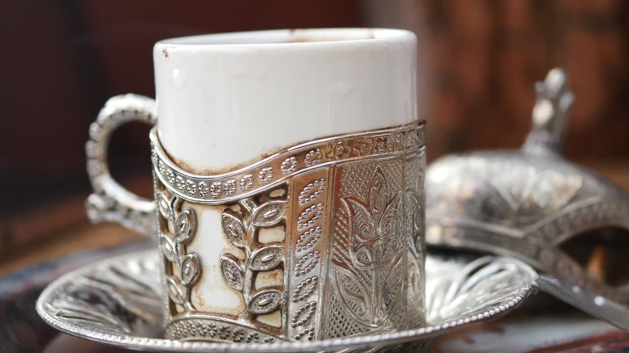 실버 트레이와 함께 터키 커피 세트