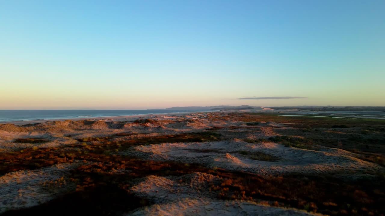paisaje aéreo de iluminación solar con océano pacífico y cielo colorido después de la puesta de sol en segundo plano