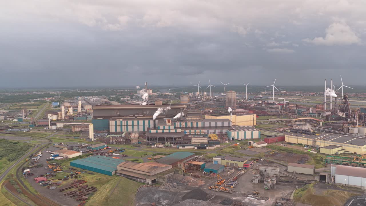 Nederlandse staalfabriek in IJmuiden, metaalverwerking en productie, luchtfoto
