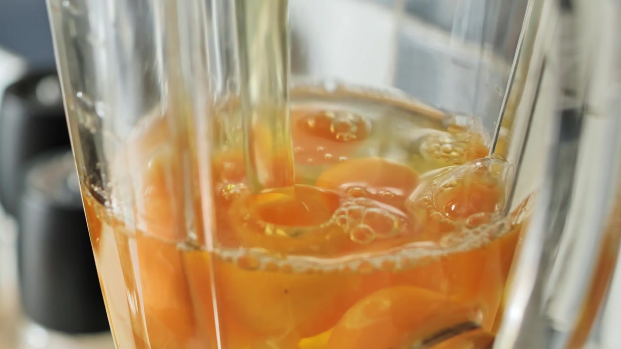 Uova che cadono in un frullatore, preparazione di una miscela per una ricetta, ingredienti semplici.