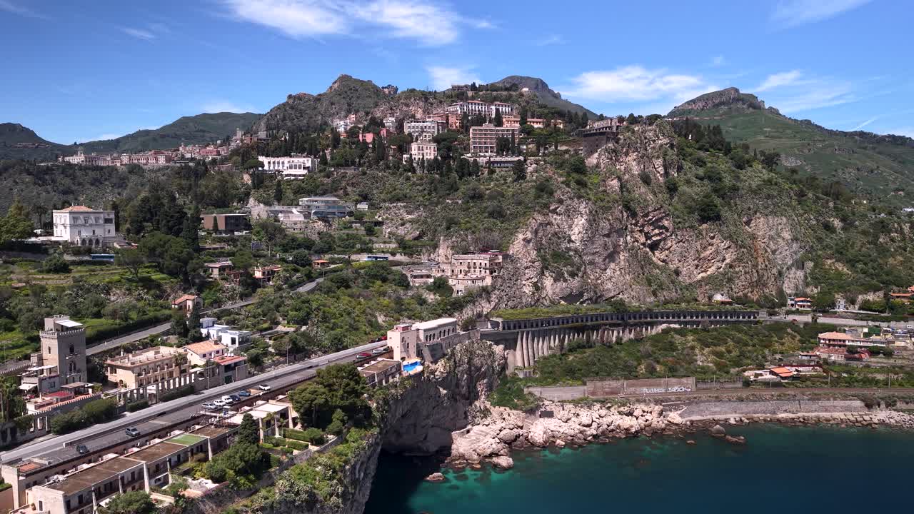 Vista aerea dell'Isola Bella e della Spiaggia di Taormina in Sicilia, Italia