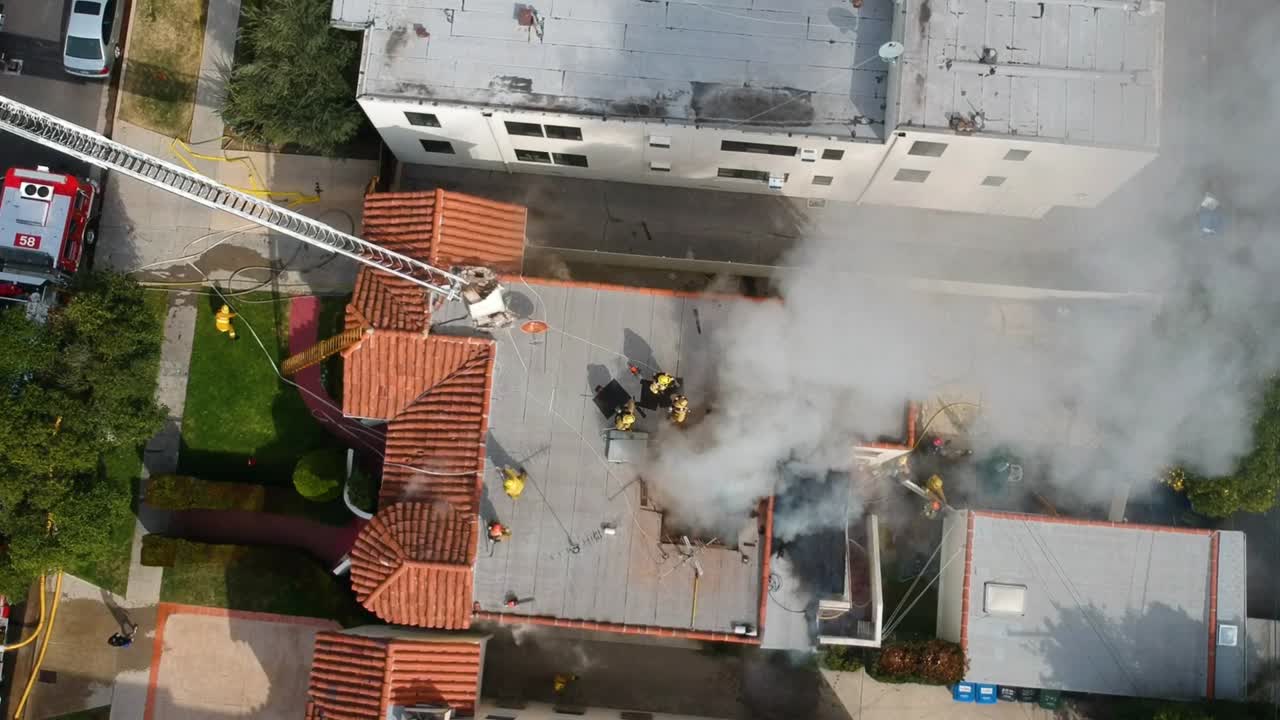 Volo sopra i vigili del fuoco che spengono un incendio in un complesso residenziale