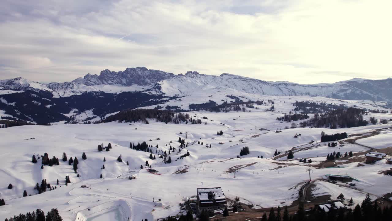 seiser alm ski resort pendiente invierno panorama vista aérea en dolomiti