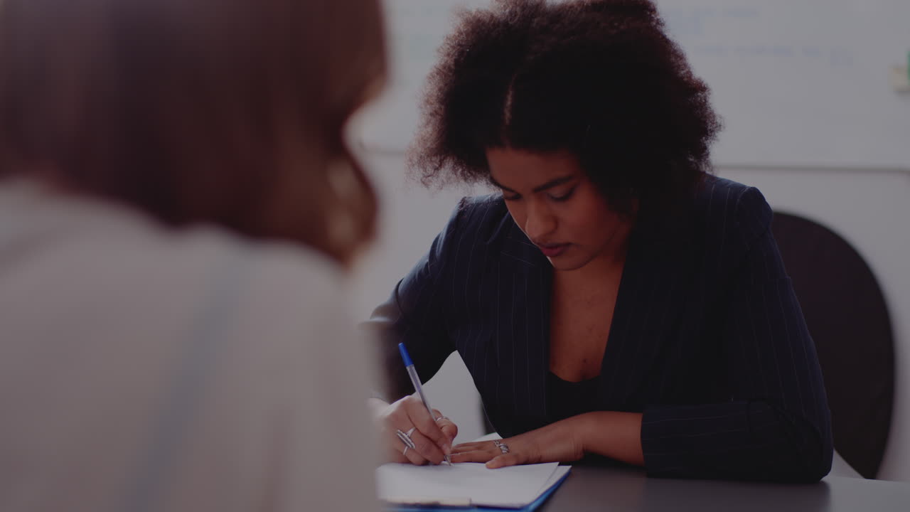 Riunione di lavoro con una donna che prende appunti