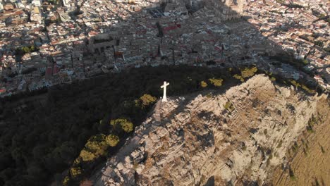 castillo de jaen, españa castillo de jaen volando y tomas terrestres desde este castillo medieval en la tarde de verano, tambien muestra la ciudad de jaen hecha con un drone y una camara de accion a 4k 24fps usando filtros nd