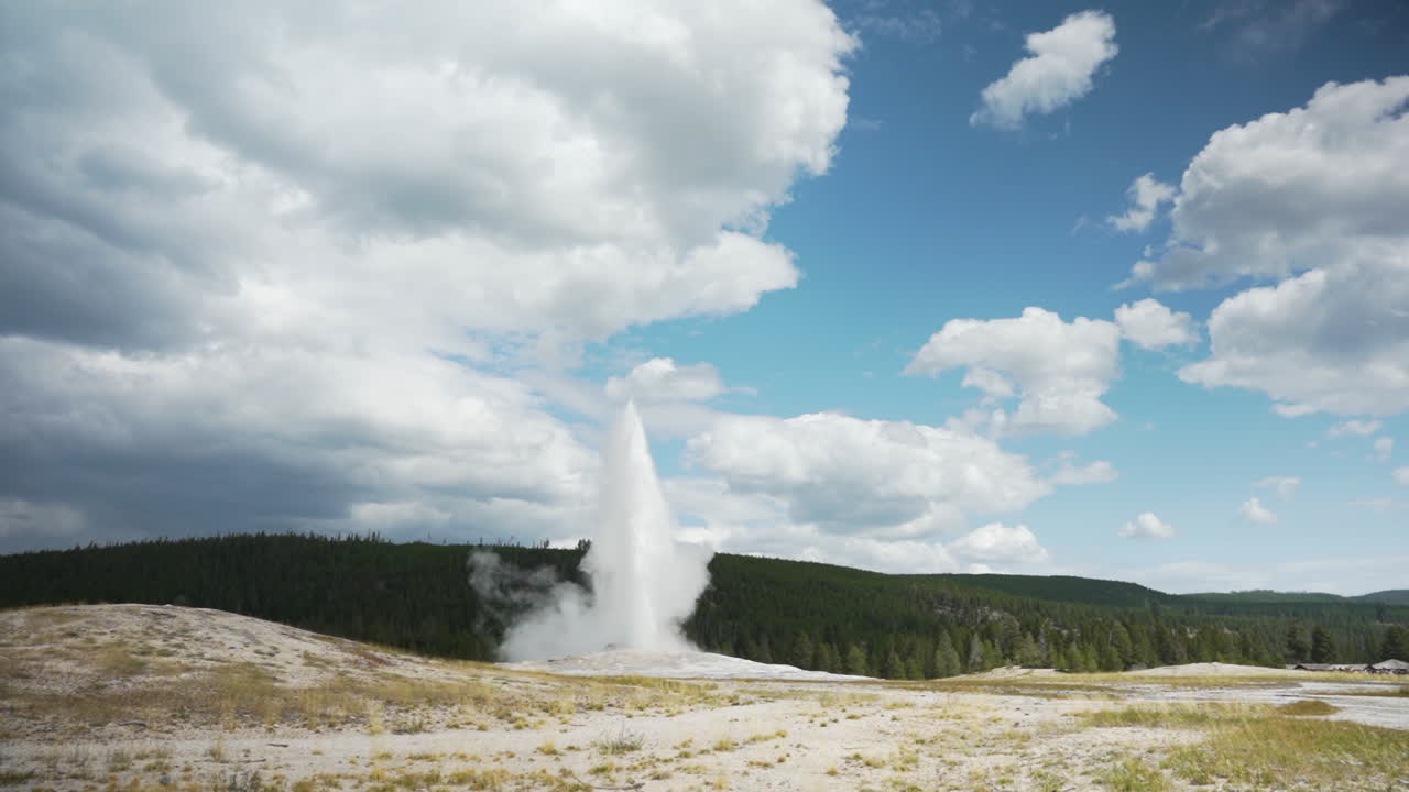 old faithful entra en erupción en el parque nacional de yellowstone