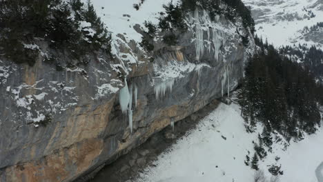 Ausleger-Aus-Schmelzendem-Eiszapfen-Am-Rande-Des-Berges