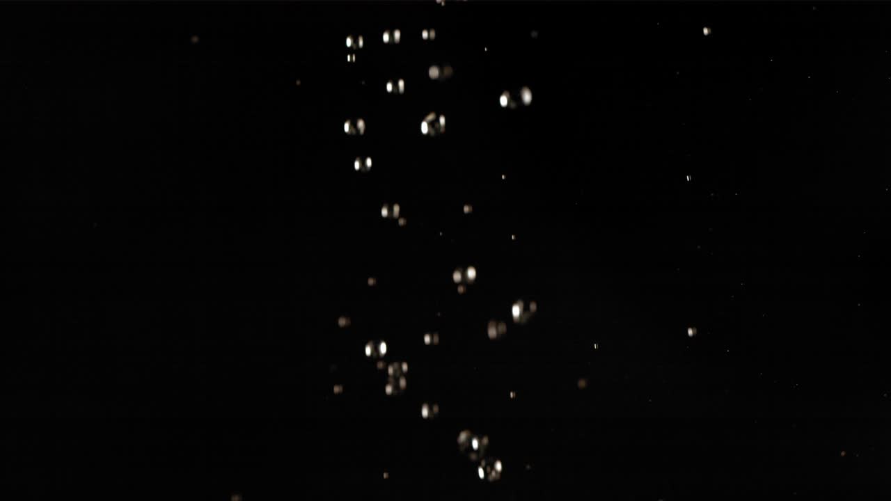 느린 동작으로 검은 바탕에 녹색 사과를 날아다니는