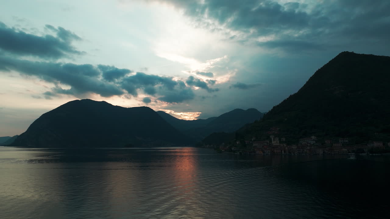 cielo nublado al atardecer sobre el lago iseo en lombardía, italia
