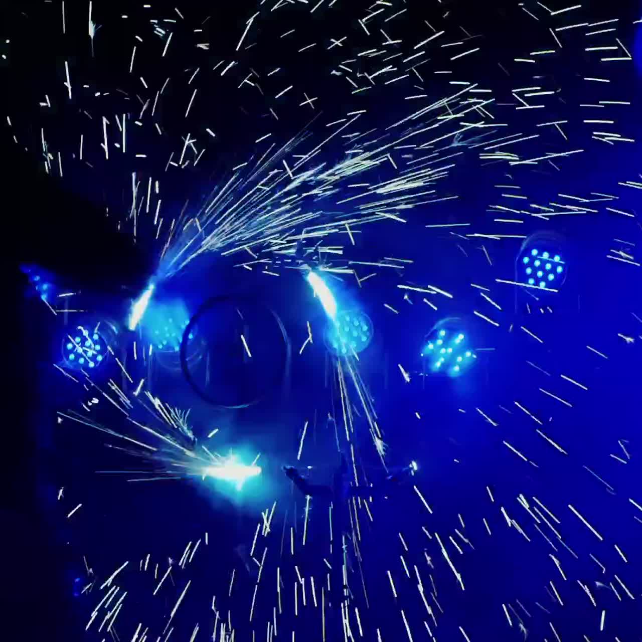 불꽃놀이가 있는 바퀴가 불꽃놀이와 함께 회전합니다.