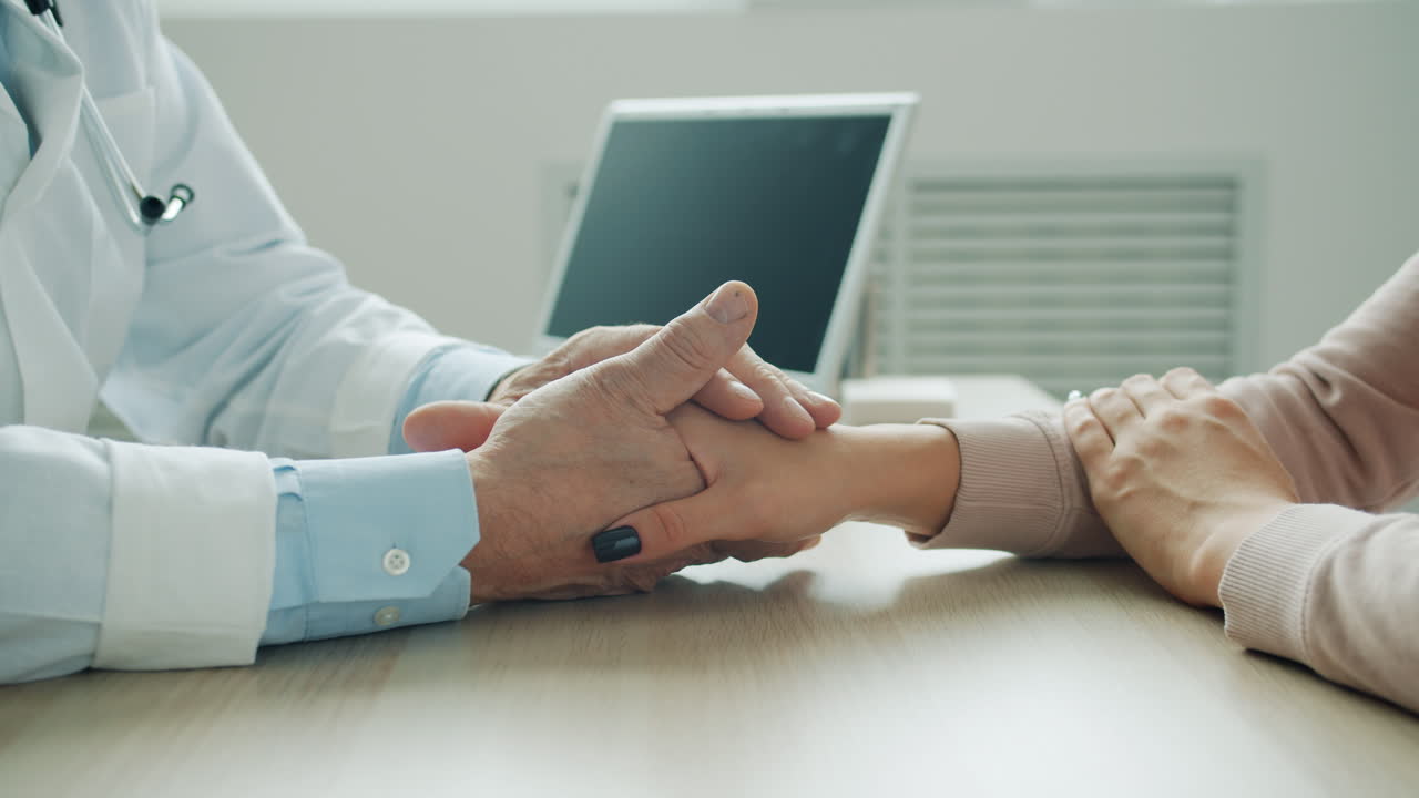 医師が患者を慰めている