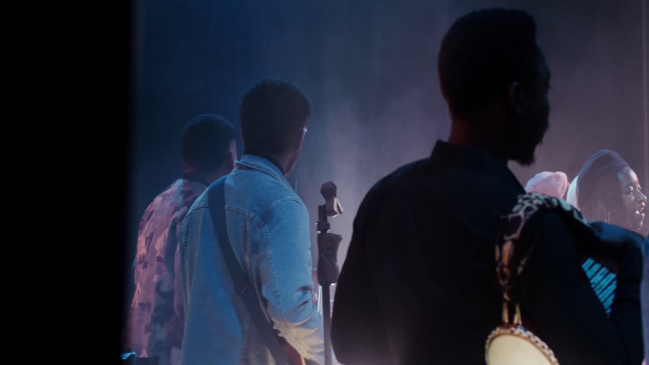 interpretación de música en vivo por una banda