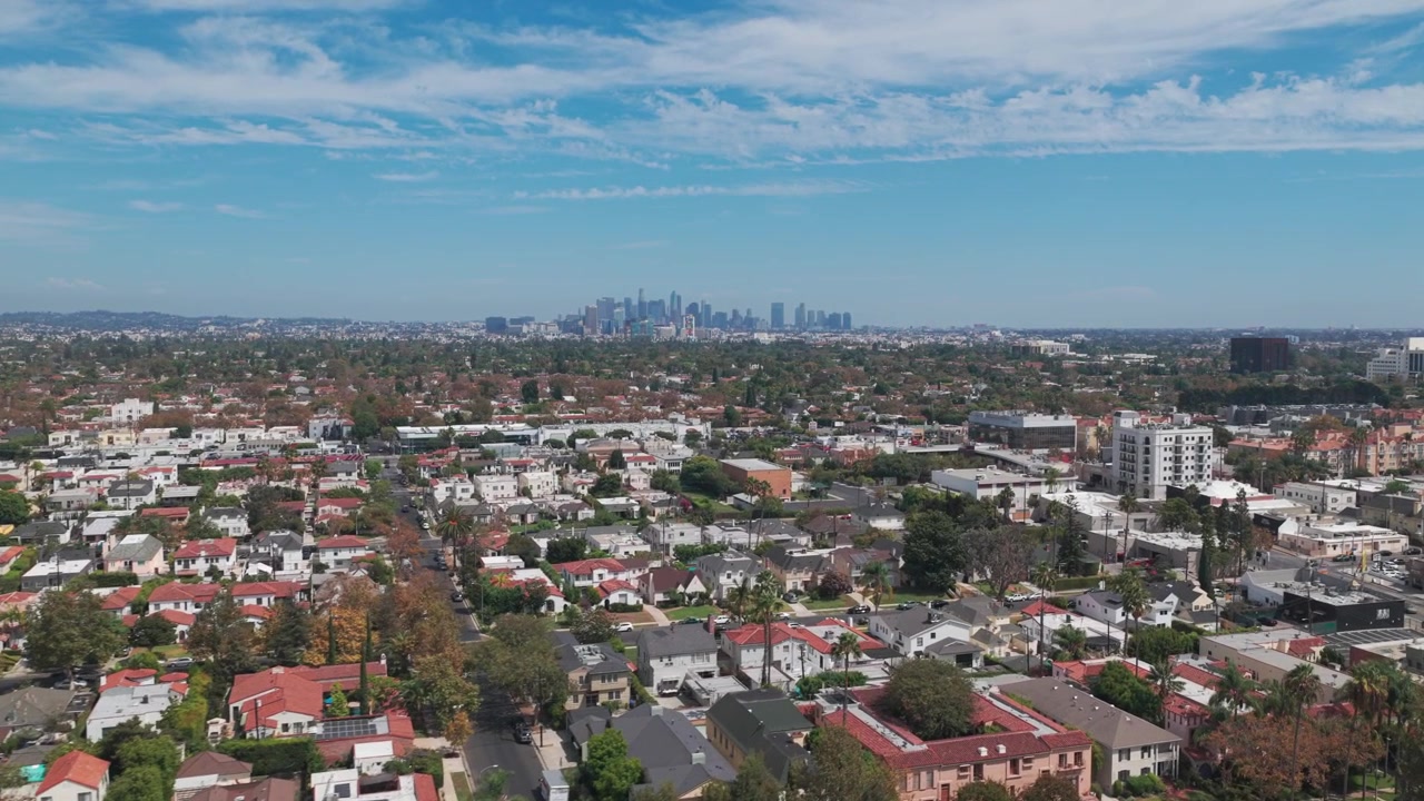 Ampia panoramica del centro di Los Angeles dal quartiere di Fairfax nella California meridionale. 4K
