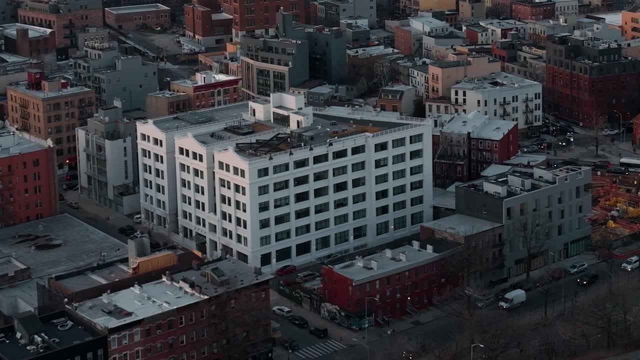 Vista da atividade urbana em Nova York com edifícios e ruas