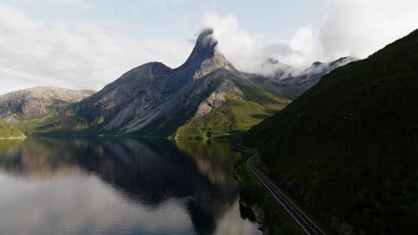 vista tranquila de la montaña nacional de stetind con reflejo en narvik, condado de nordland, noruega