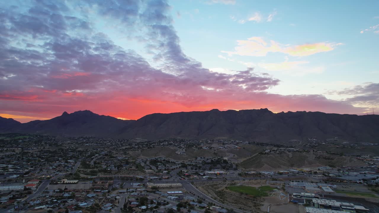Ripresa panoramica con drone a parallasse di El Paso Ovest, Texas, durante una magnifica ora blu all'alba, con le montagne Franklin sullo sfondo