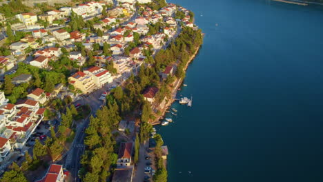 Vista-Aérea-De-Residencias-Junto-Al-Mar-En-La-Costa-Del-Mar-Adriático-En-Neum,-Bosnia-Y-Herzegovina