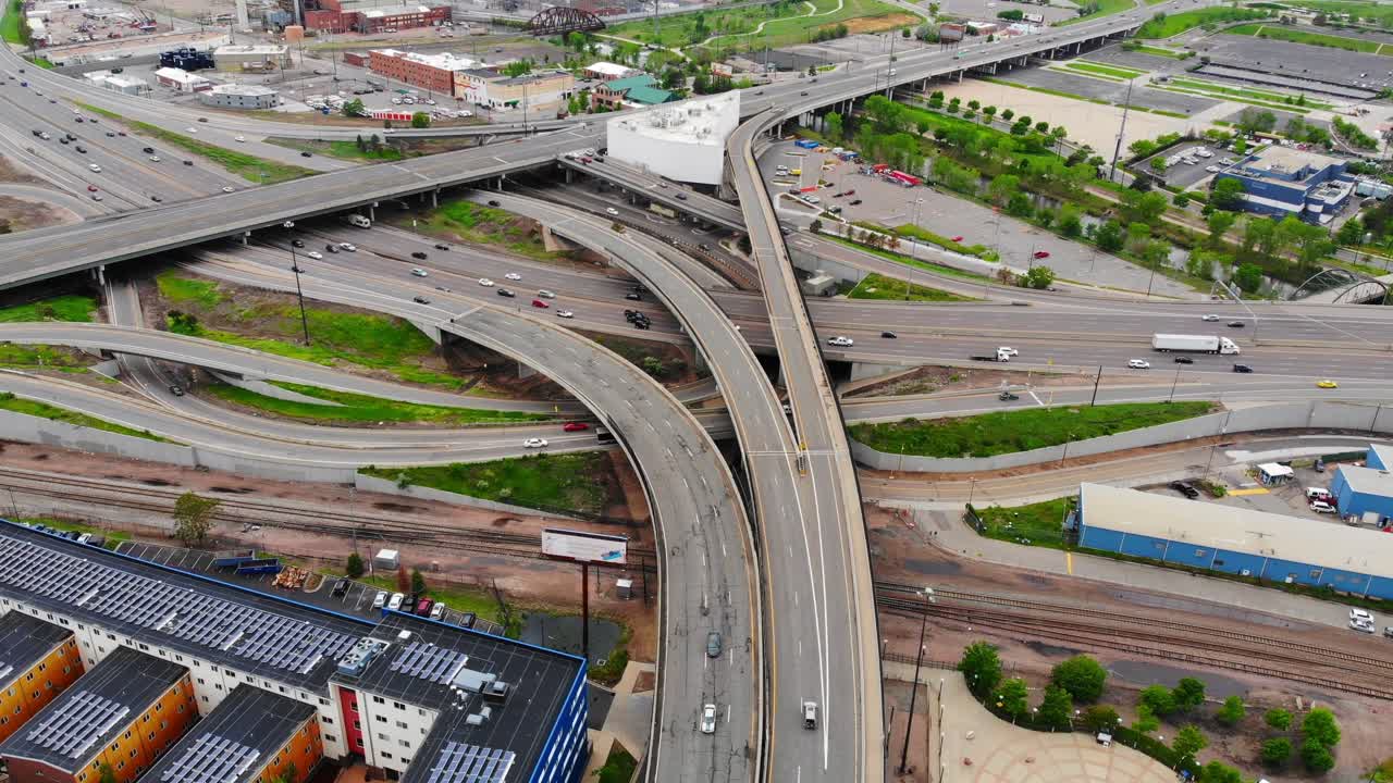 conducción de tráfico en la convergencia de carreteras de la autopista interestatal cerca del centro de denver, colorado