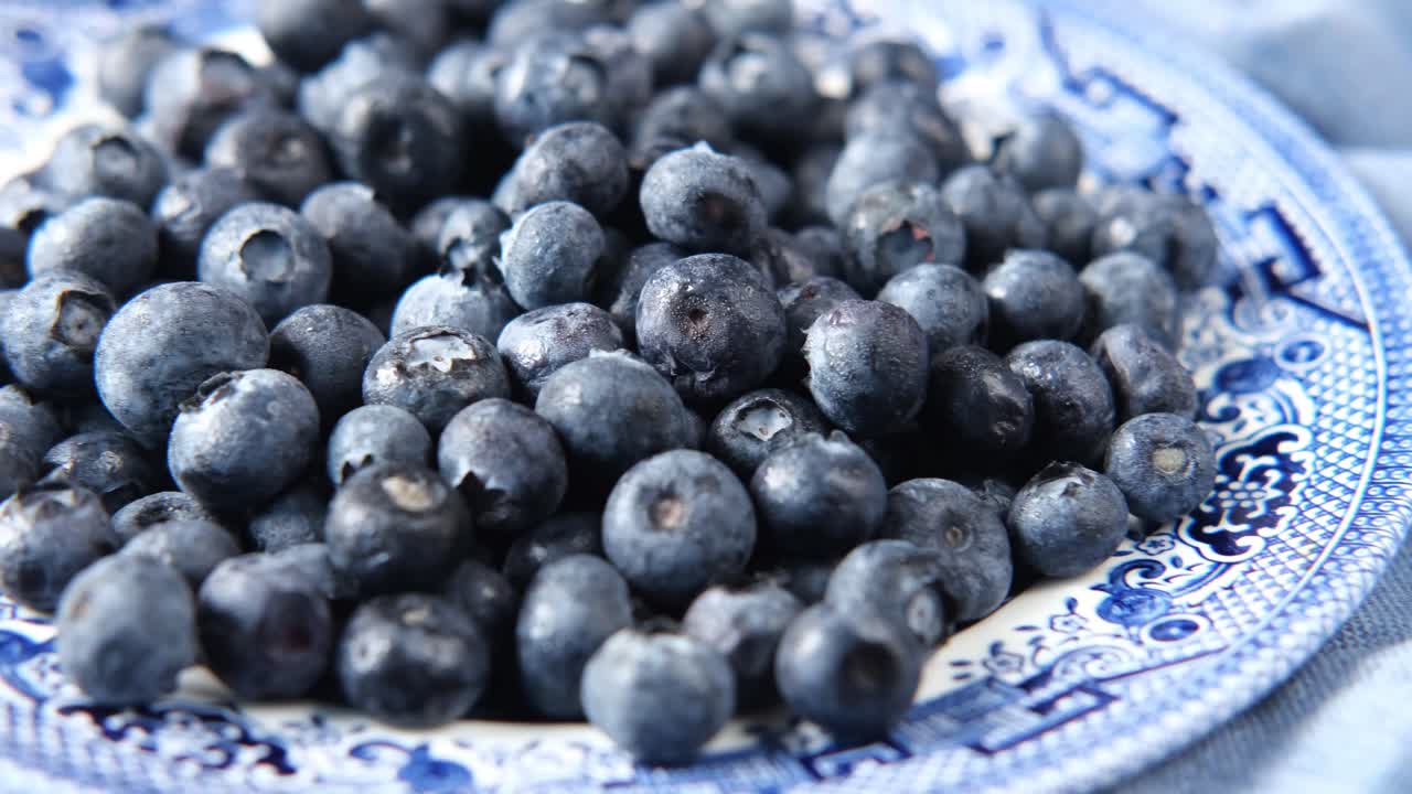 장식 접시 에 신선 한 블루베리