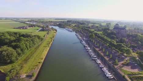 Antena:-Los-Alrededores-Y-La-Ciudad-Historico-turistica-De-Veere,-Holanda