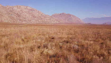 imágenes de drones del desierto y las montañas en california, estados unidos