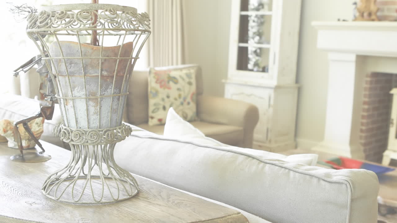 빈 거실 위의 광장에서 사회적 거리 두기와 코로나19 메시지가 박이는 애니메이션