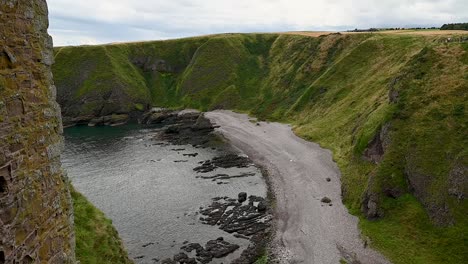 Der-Atemberaubende-Strand-Unterhalb-Von-Dunnottar-Castle,-Schottland,-Vereinigtes-Königreich